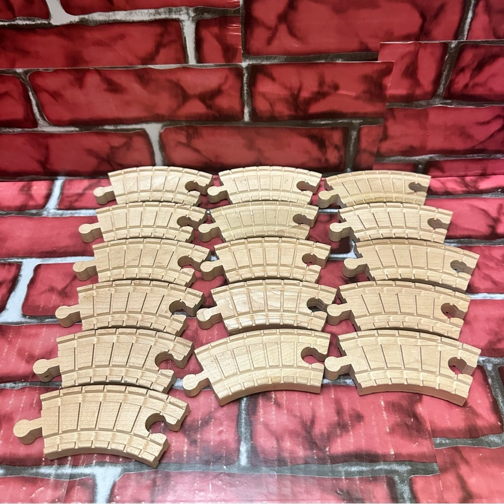 Thomas & Friends Clickity  clack 4’ Wooden Train Track Curved Pieces